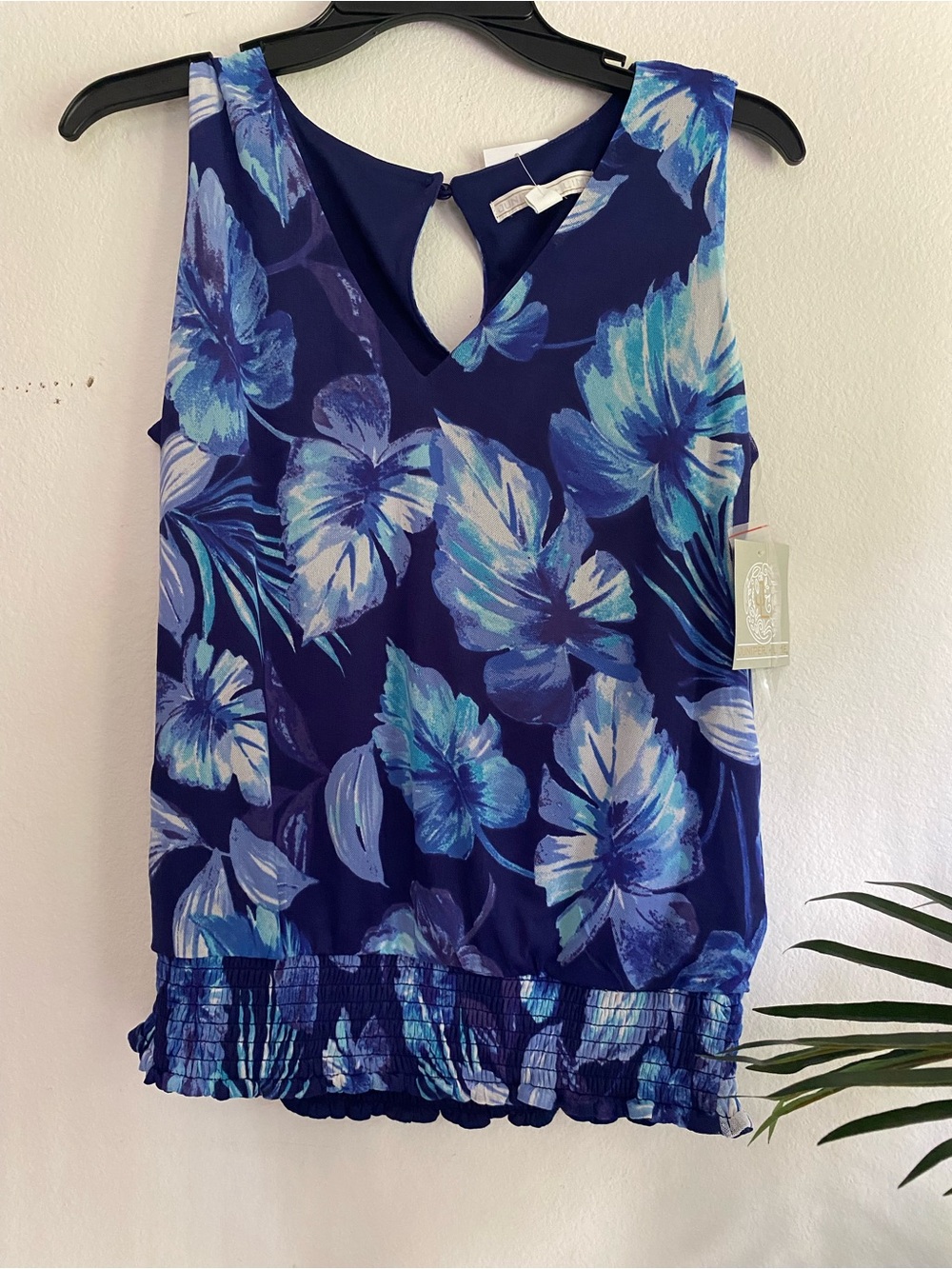 Women’s Navy Blue Floral Sleeveless Blouse - Classic Tropical Print